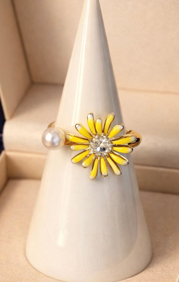 Daisy Pearl Bloom Ring